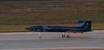 Türkiye'nin İlk İnsansız Savaş Uçağı Bayraktar KIZILELMA Gövde Gösterisi Yaptı