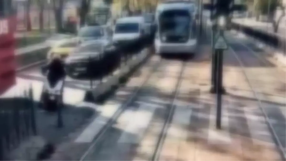 Beyoğlu’nda Tramvay Motosiklete Çarptı: 2 Yaralı