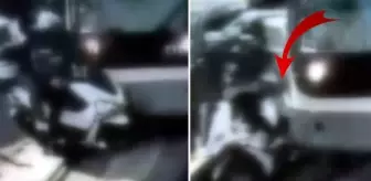 Beyoğlu'nda tramvayın motosiklete çarpma anı kamerada
