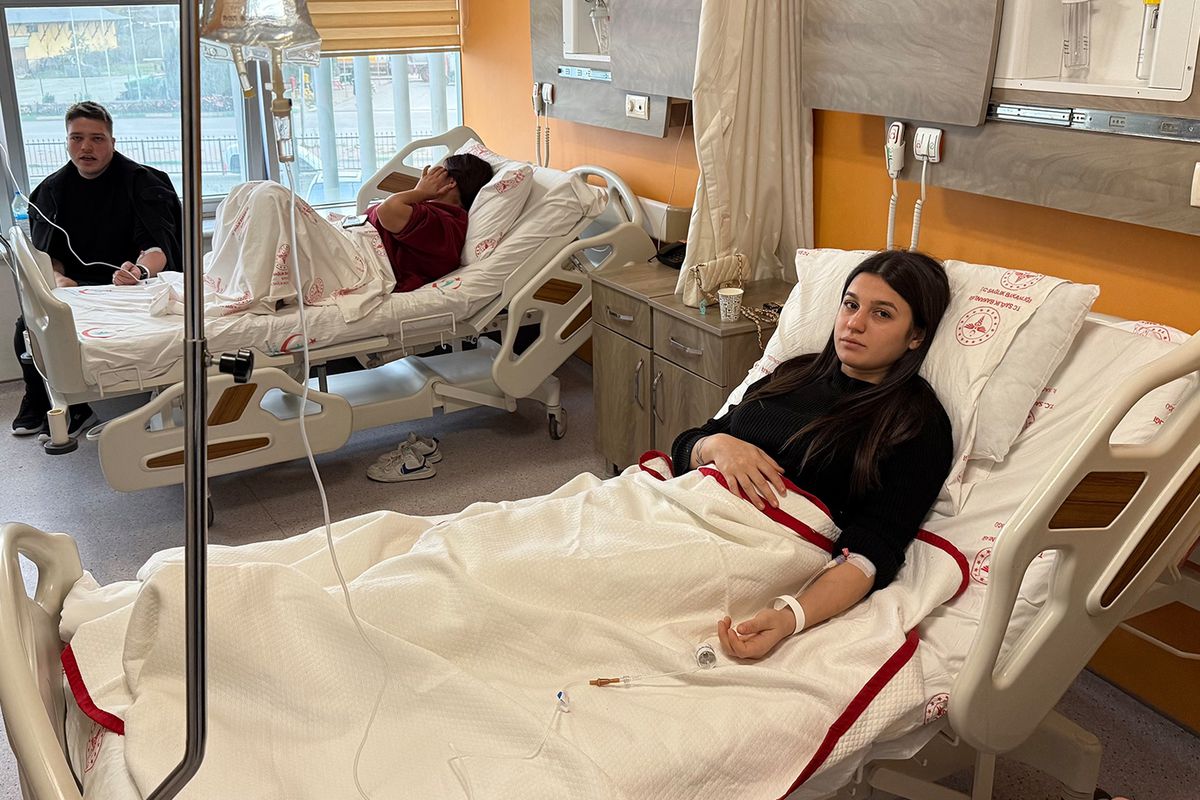 Bursa'da yedikleri midyeden zehirlenen 4 genç hastaneye kaldırıldı
