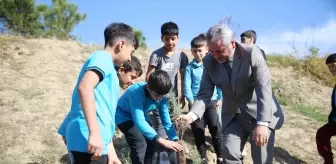 Efeler'de 'Türkiye Yeşeriyor Gazze Güçleniyor' Projesi Kapsamında Fidan Dikim Etkinliği