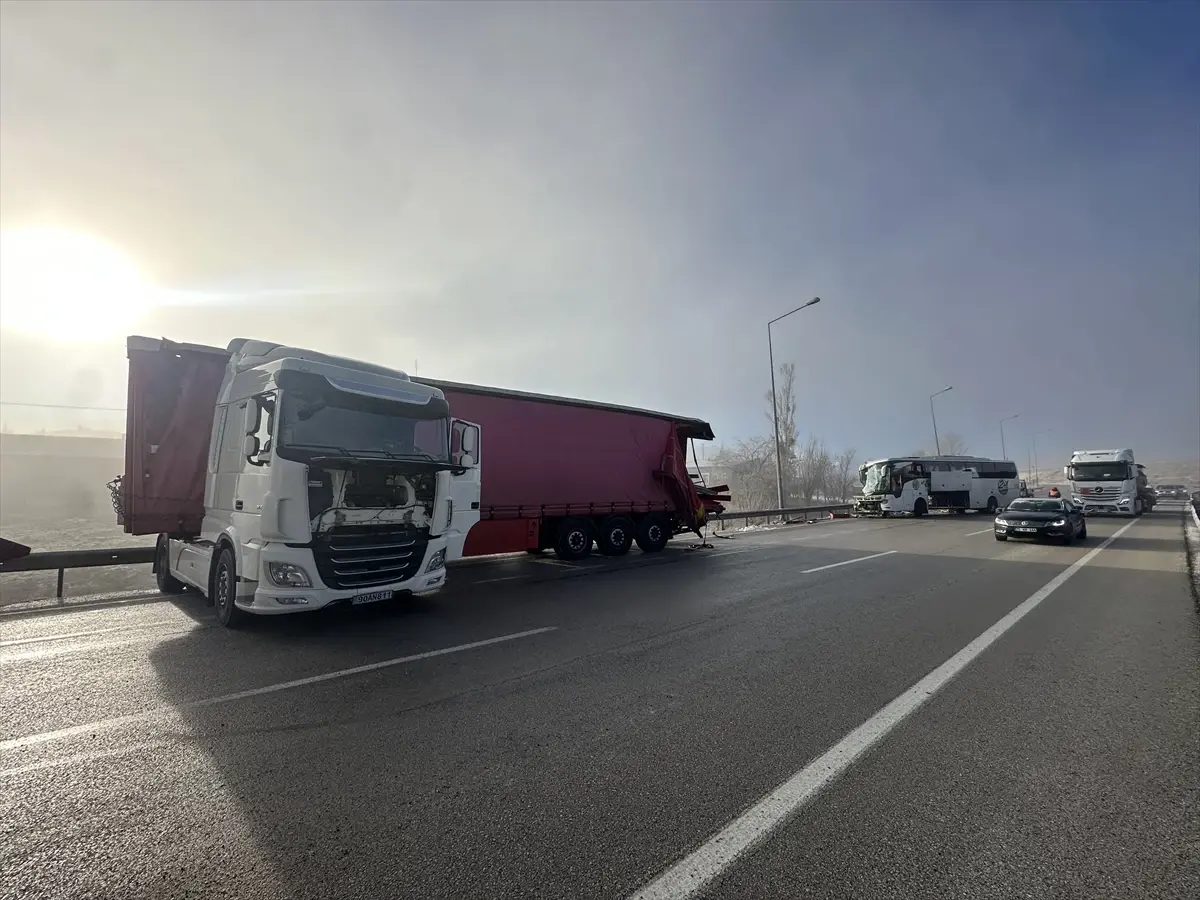 Erzurum'da Yolcu Otobüsü ve Tır Çarpıştı: 11 Yaralı