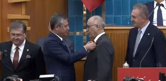 Gelecek Partisi'nden istifa eden Doğan Demir CHP'ye katıldı! Rozetini Özel taktı