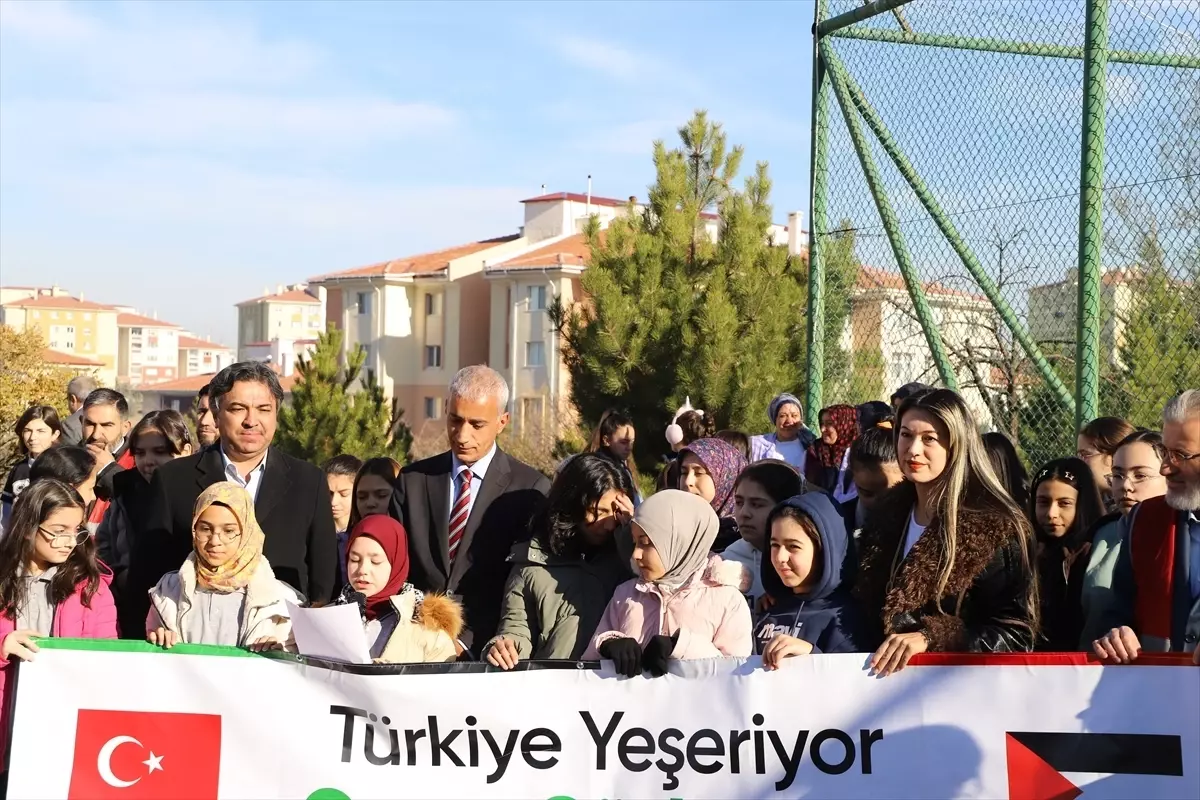 Gölbaşı'nda 'Türkiye Yeşeriyor, Gazze Güçleniyor Projesi' kapsamında fidan dikildi