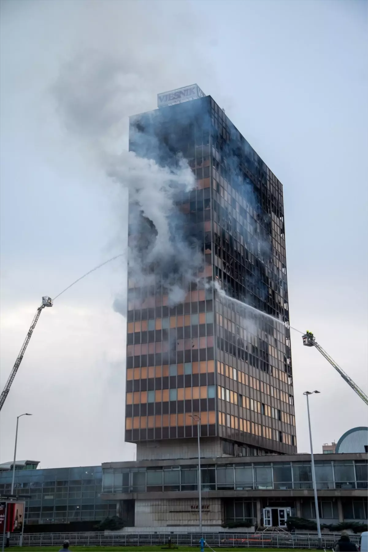 Zagreb'deki Gökdelende Gece Yangını: Söndürme Çalışmaları Devam Ediyor
