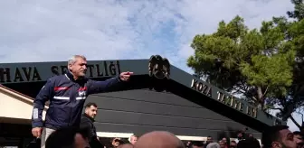 İzmir'de mahalle sakinleri ile belediye ekipleri arasında yıkım gerginliği