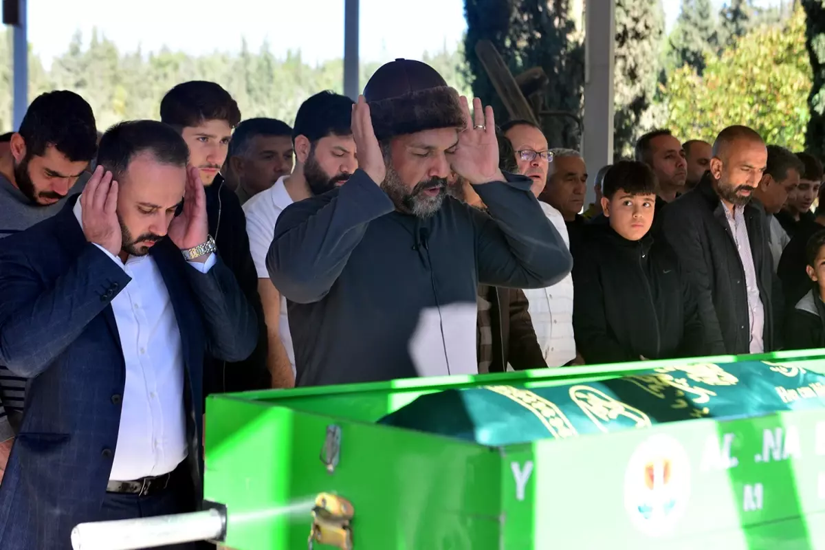 Baba, kazada ölen oğlunun cenaze namazını kıldırdı