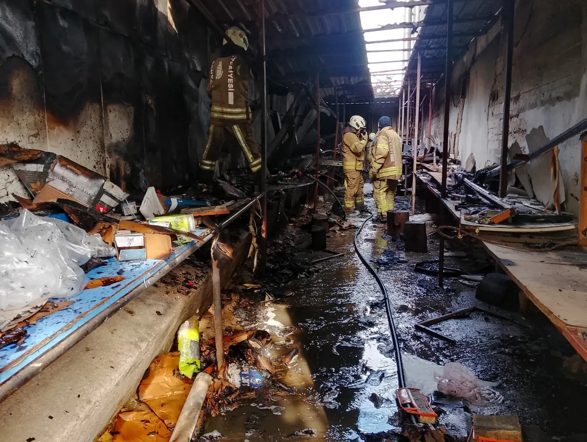 Silivri'de Otomotiv Parça Deposunda Yangın Çıktı