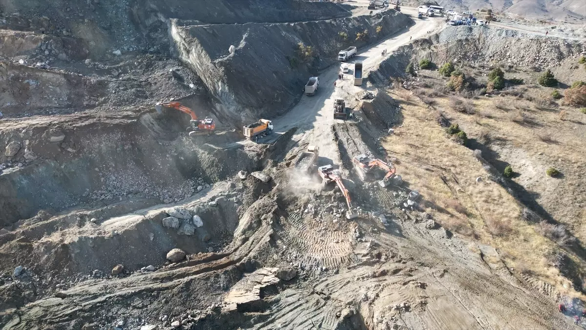 Sivas'ta Demir Madeninde Göçük: Arama Kurtarma Çalışmaları Devam Ediyor