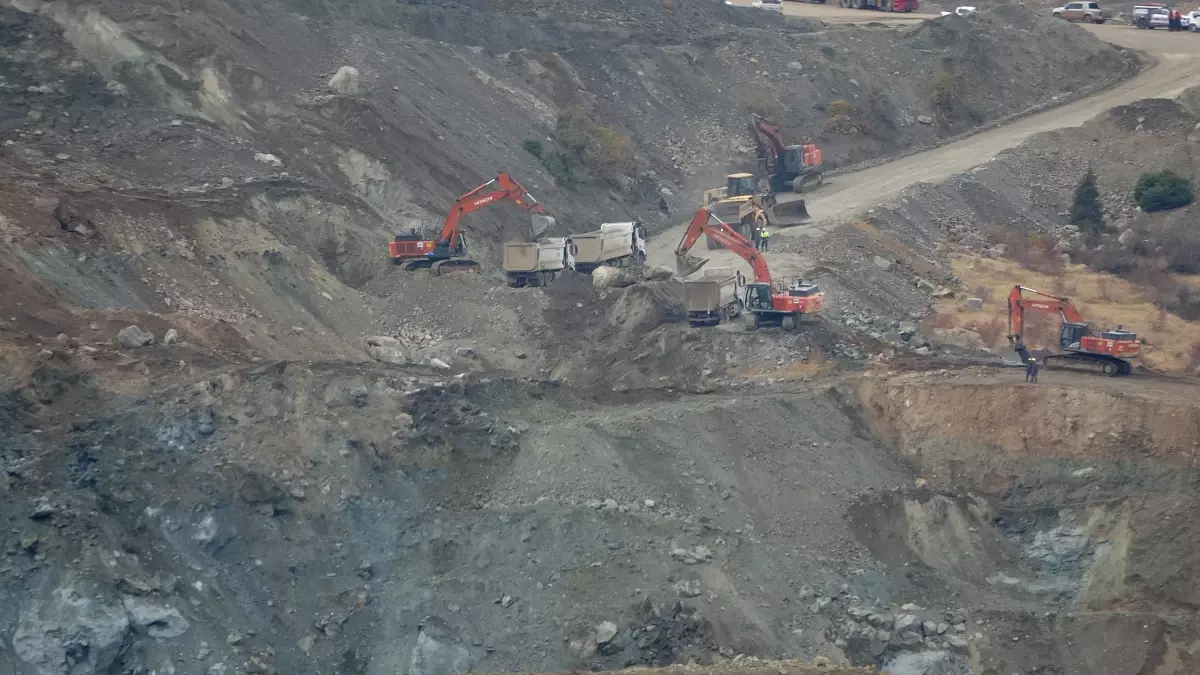 Divriği'de Maden Ocağında Göçük: Ekipler Şantiye Müdürünü Kurtarmak İçin Çalışıyor