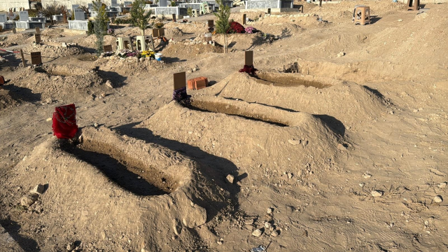 A heartbreaking scene that made Turkey weep! A grave was dug next to his wife and children