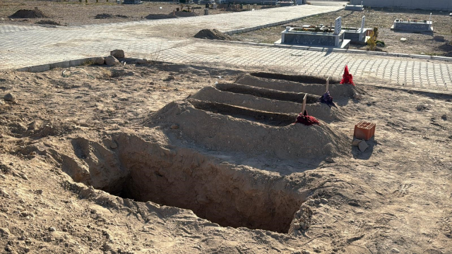 A heartbreaking scene that made Turkey weep! A grave was dug next to his wife and children