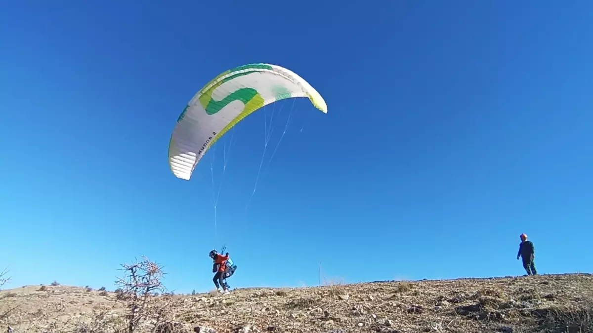 Gercüş'te Yamaç Paraşütü Etkinliği Büyük İlgi Gördü