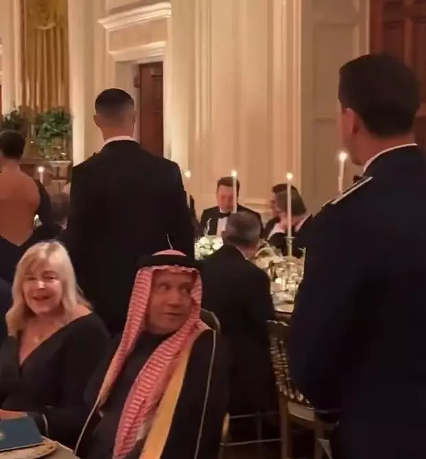 Beyaz Saray'da Ronaldo'ya sevgilisi eşlik etti: Tercih ettiği elbise göz kamaştırdı 4 beyaz saray da ronaldo ya sevgilisi eslik etti 19269310 3507 m