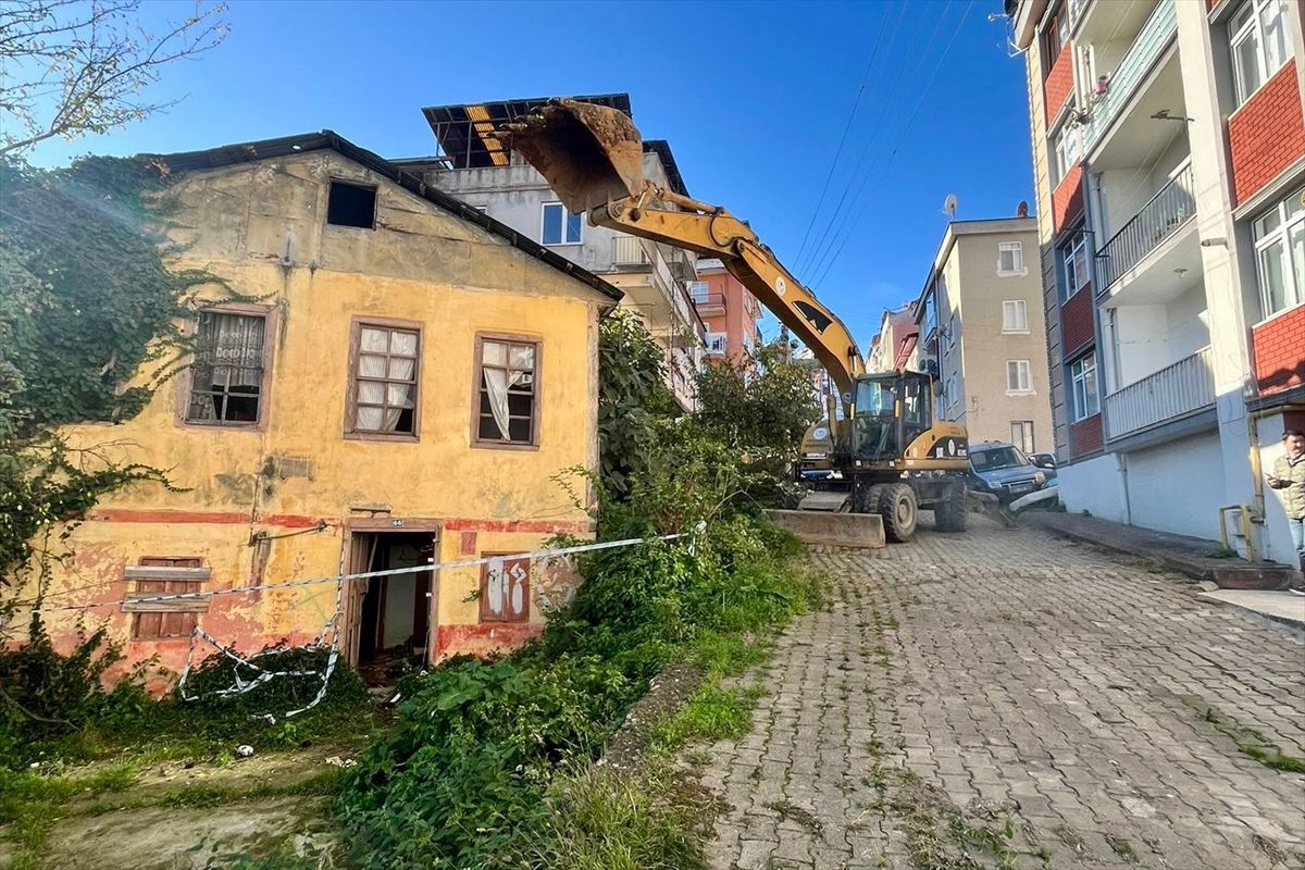 Giresun'da Metruk Binaların Yıkımına Devam Ediliyor