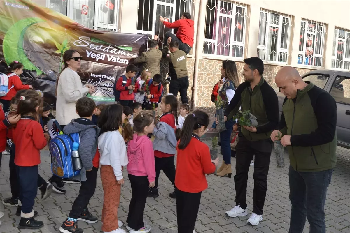 Havza'da İlkokul Öğrencilerine Fidan Dağıtımı Yapıldı