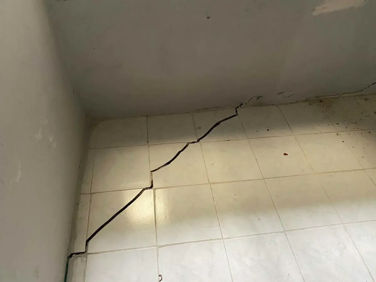 İzmir'de Onat Tüneli Çalışmaları Evlerde Yıkım ve Çatlaklara Sebep Oldu