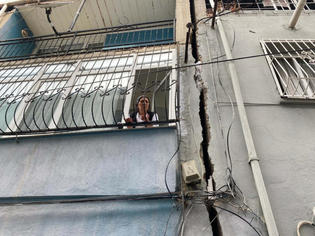 izmir de onlarca evde catlak korkutan goruntunun 19269436 3824 m