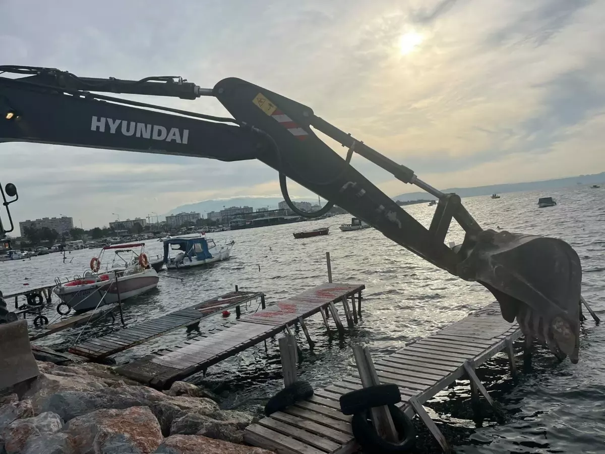 İzmir'de Kaçak Balıkçı Barınakları Yıkılıyor, Tekne Sahiplerinden Çözüm Talebi