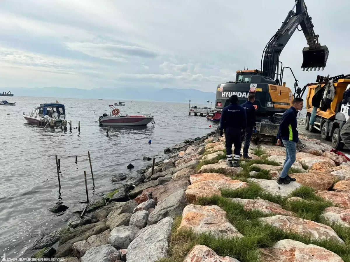 İzmir'de Kaçak Balıkçı Barınaklarına Yıkım Başladı