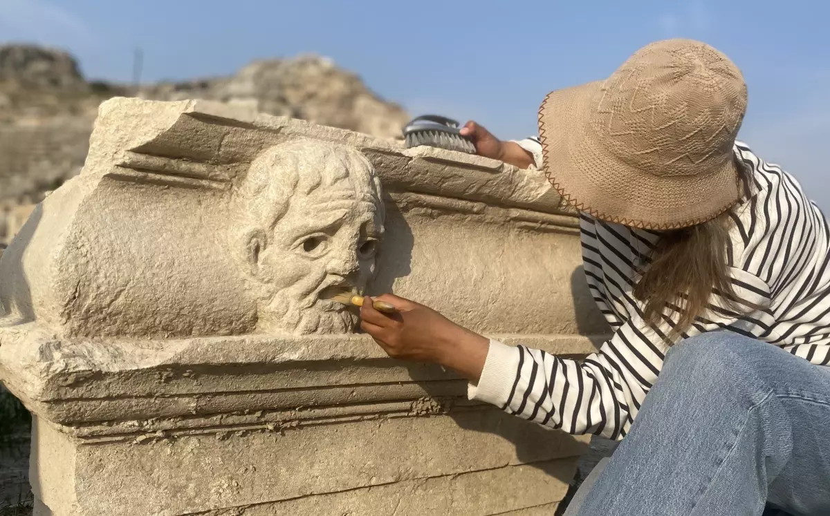 Kastabala Antik Kenti'nde Filozof Tasvirli Mask Kabartması Bulundu