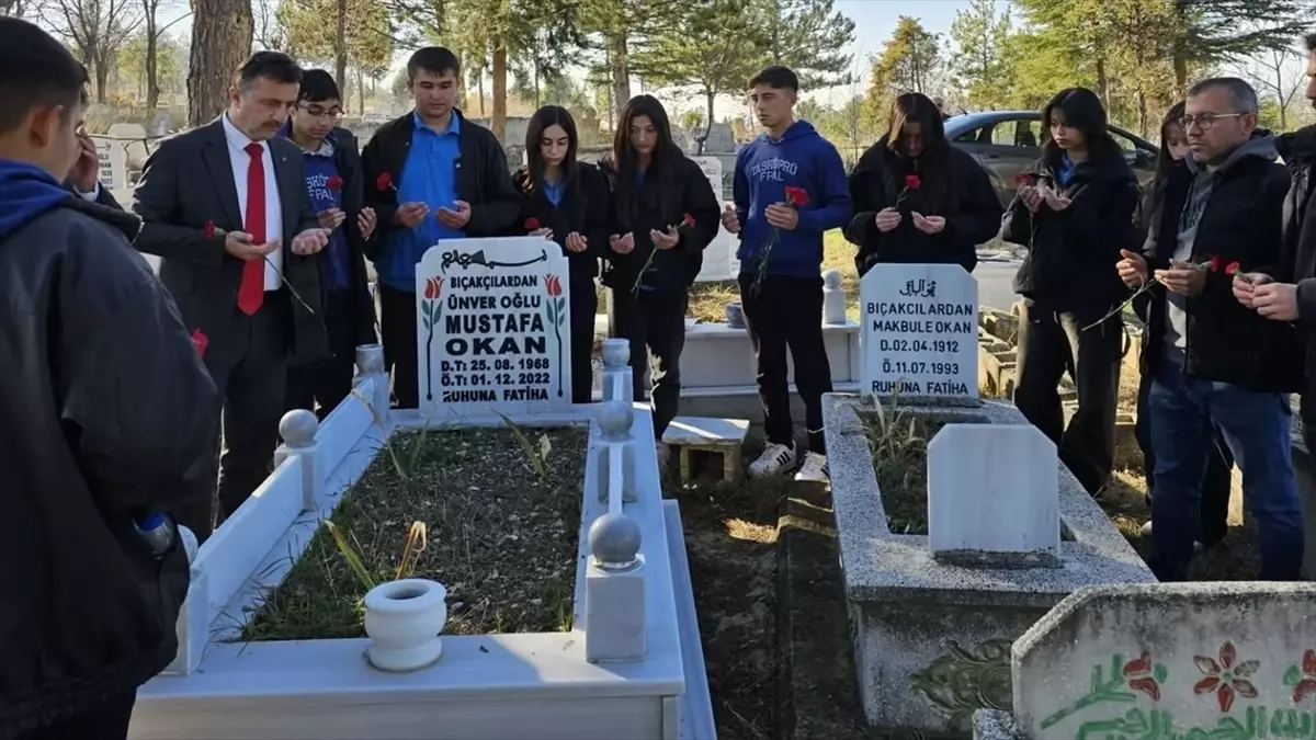 Kastamonu'da vefat eden öğretmen öğrencileri tarafından kabri başında anıldı