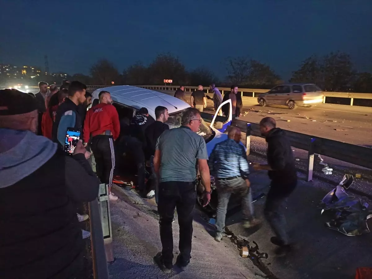 Kocaeli'de Bariyere Çarpan Hafif Ticari Araçta Sürücü Yaralandı