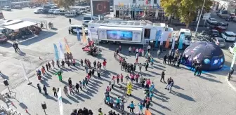 Kayseri'de Mobil Dijital Gençlik Merkezi İlk Durağında Öğrencilerle Buluştu