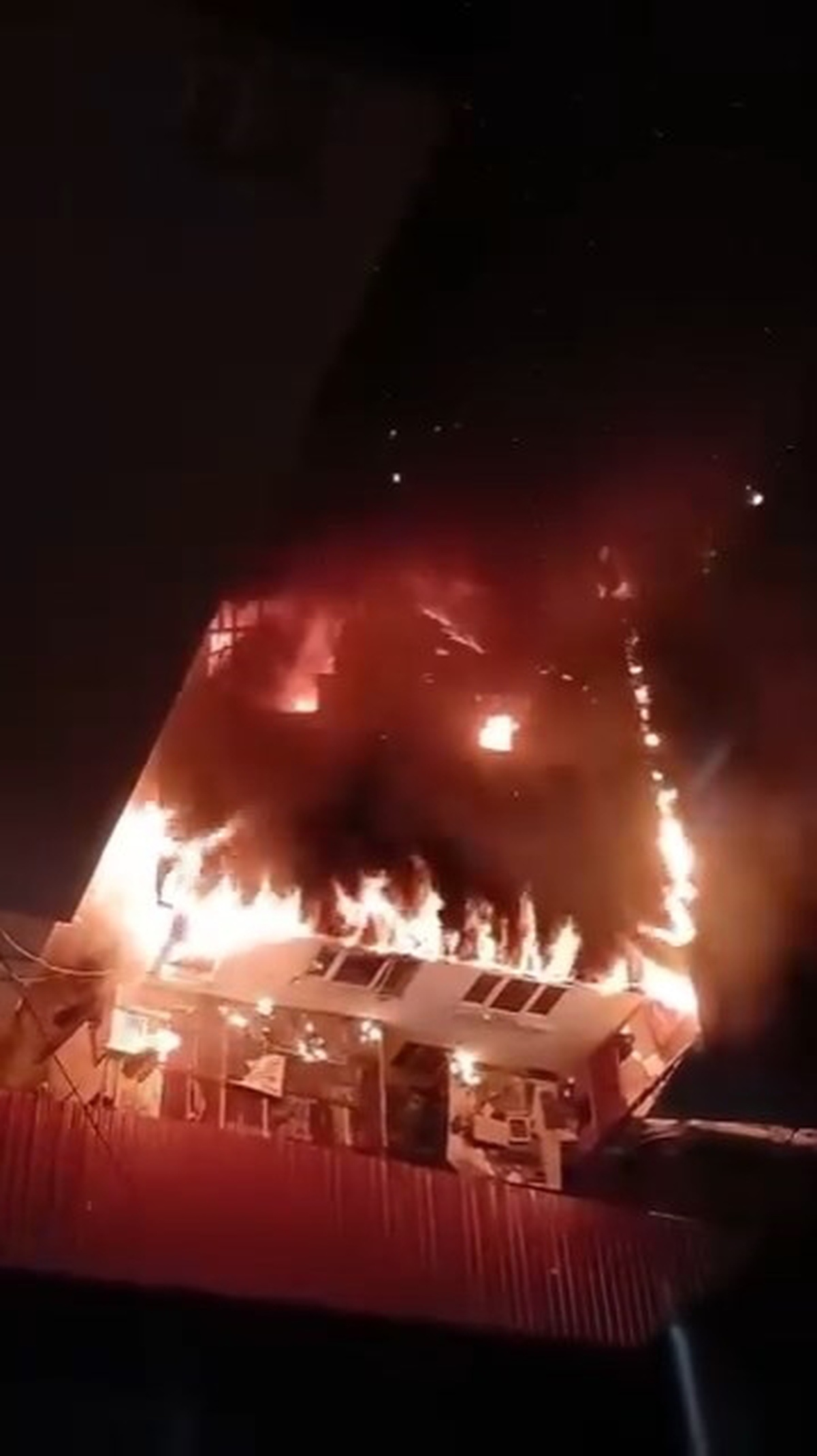 Rize'deki Yangın, İtfaiye Ekipleri Tarafından Söndürüldü