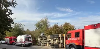 Sakarya'da Taş Yüklü Kamyon Devrildi: Sürücü Yaralandı