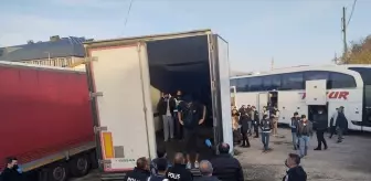Suşehri'nde 28 Düzensiz Göçmen Yakalandı, Tır Şoförü Tutuklandı