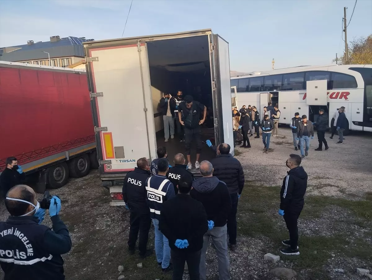 Suşehri'nde 28 Düzensiz Göçmen Yakalandı, Tır Şoförü Tutuklandı