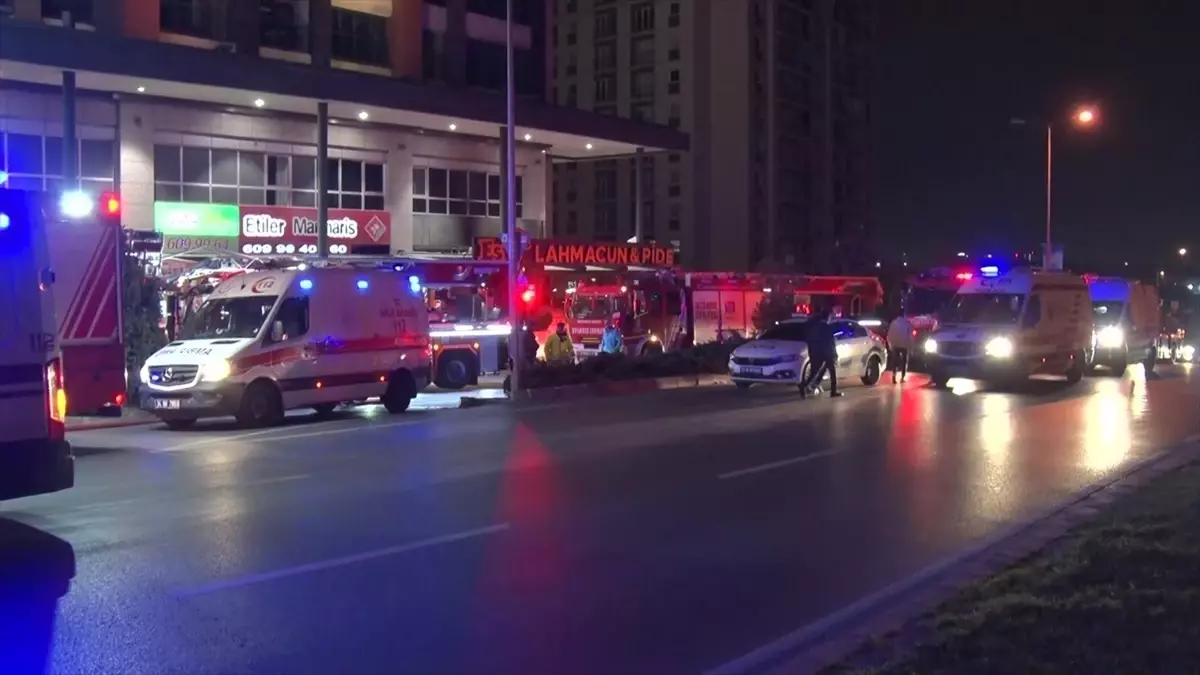 Sultangazi'de Otelde Yangın: 4 Kişi Hastaneye Kaldırıldı