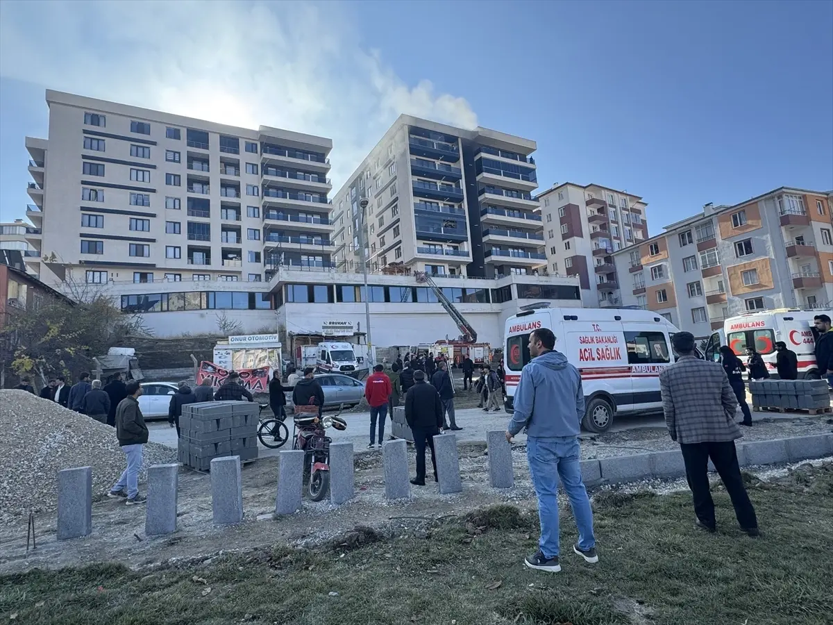 Van'da Apartman Otoparkında Yangın: 20 Kişi Hastaneye Kaldırıldı