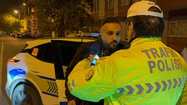 alkollu yakalandi zafer isareti yapti ehliyeti 19271601 8693 m