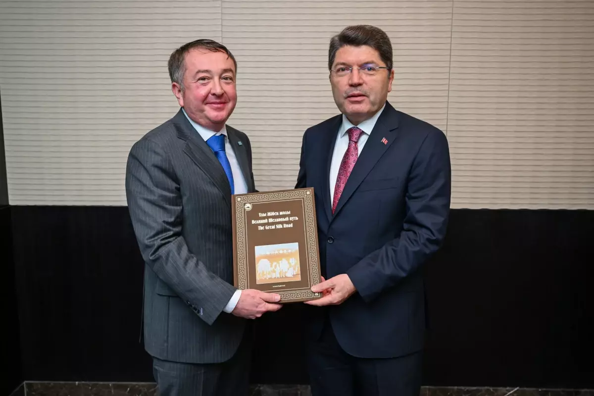 Adalet Bakanı Yılmaz Tunç, Azerbaycan'da Kazak Bakan ile Görüştü