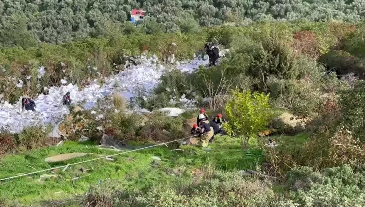 İznik'te Uçurumdan Yuvarlanan Kamyondaki Cansız Bedenler Çıkarıldı