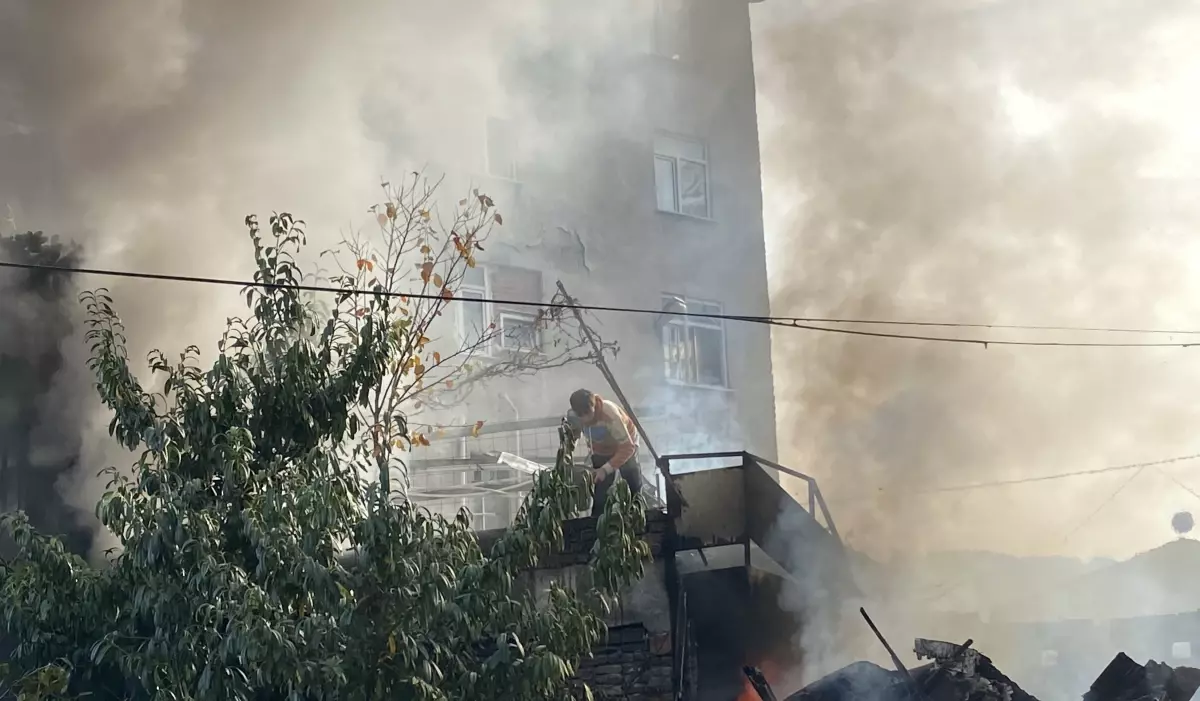 Samsun'da Depo Yangını: Ev Sahibi Yangını Kovayla Söndürmeye Çalıştı