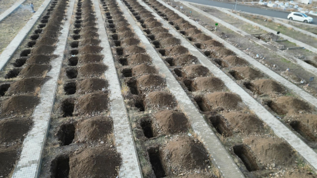 dikkat ceken hazirlik apar topar 500 mezar 19271707 3706 m