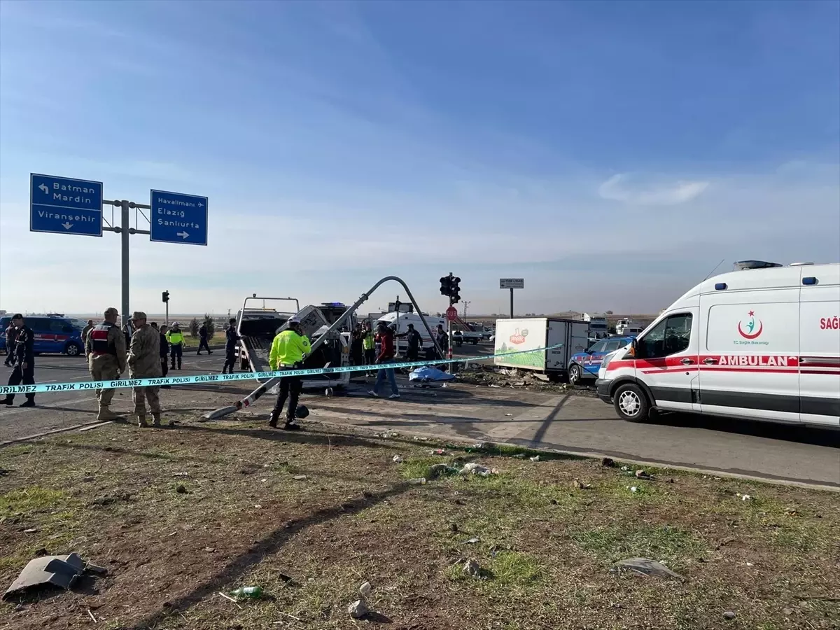 Diyarbakır'da Trafik Kazası: 2 Ölü, 3 Yaralı