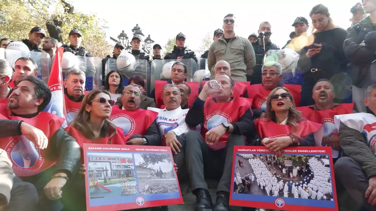 Eğitim-İş Sendikası, Bütçe Görüşmeleri İçin MEB Önünde Oturma Eylemi Düzenledi