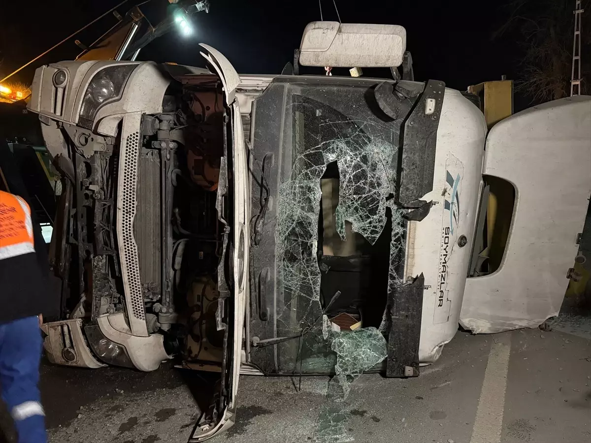 Eyüpsultan'da Hafriyat Kamyonu Devrildi, Sürücü Yaralandı