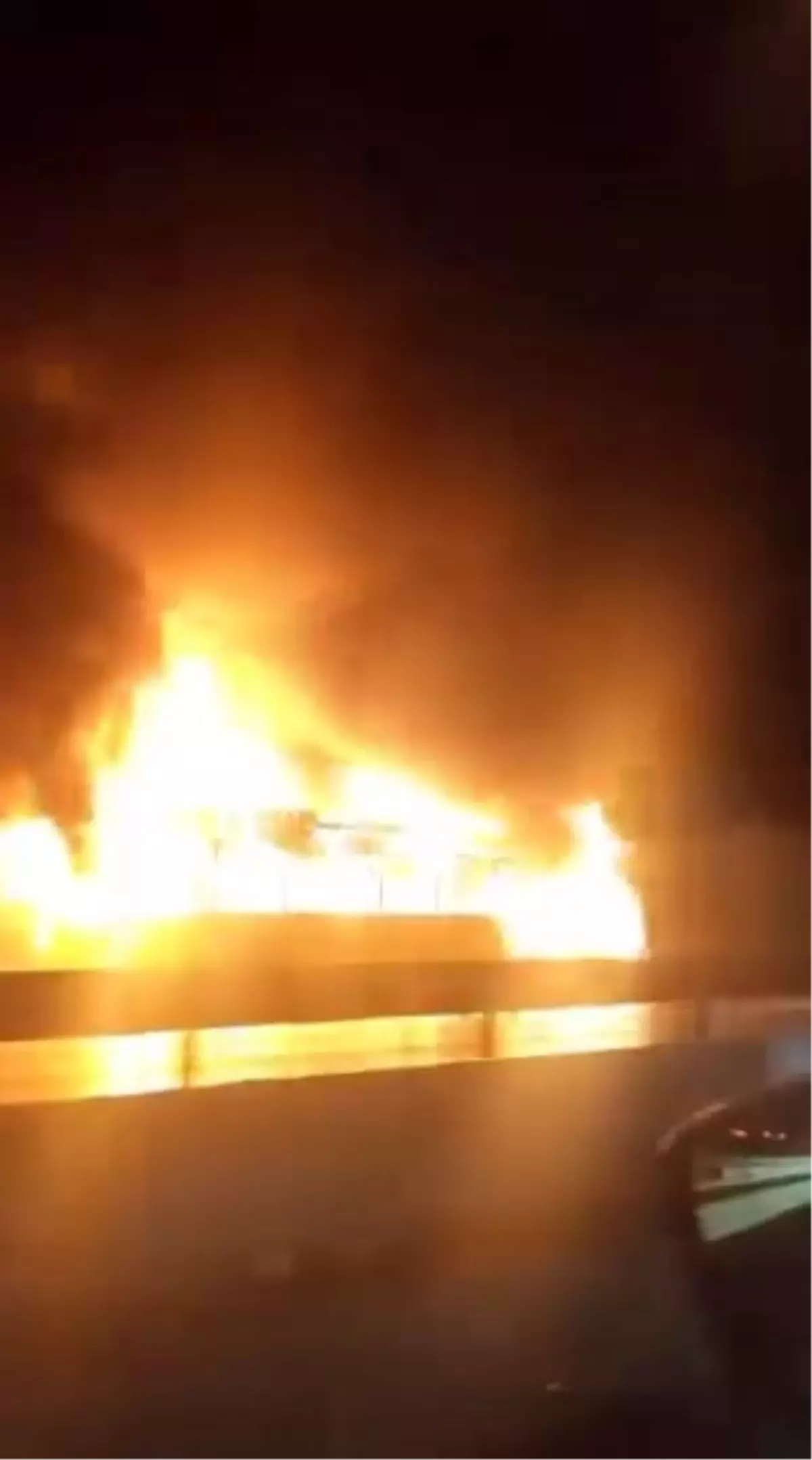 Eyüpsultan'da İETT otobüsü alev alev yandı -1