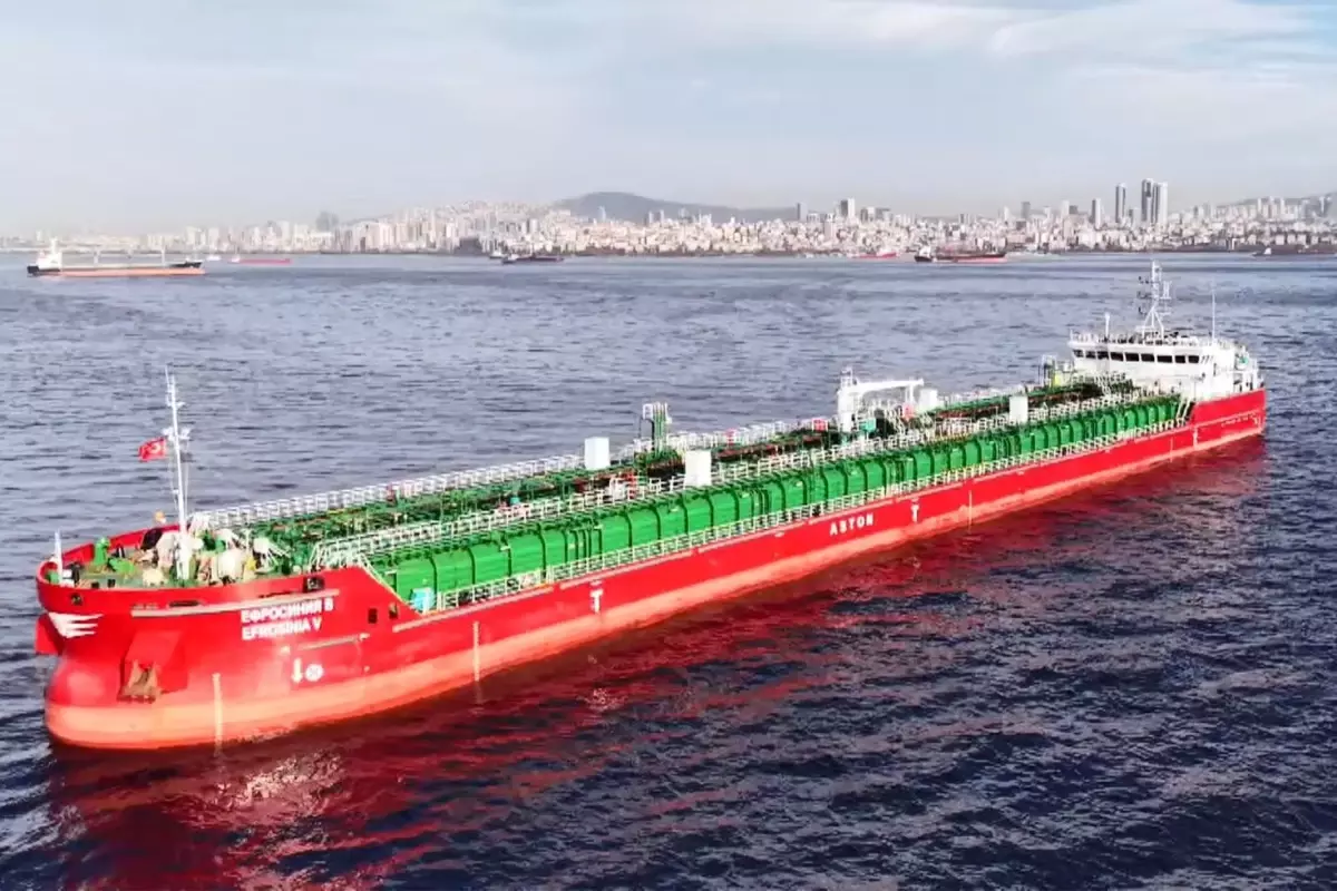 V Istanbulu aretirali drugega kapitana zaradi zastrupitve na tankerju, v kateri je ena oseba umrla