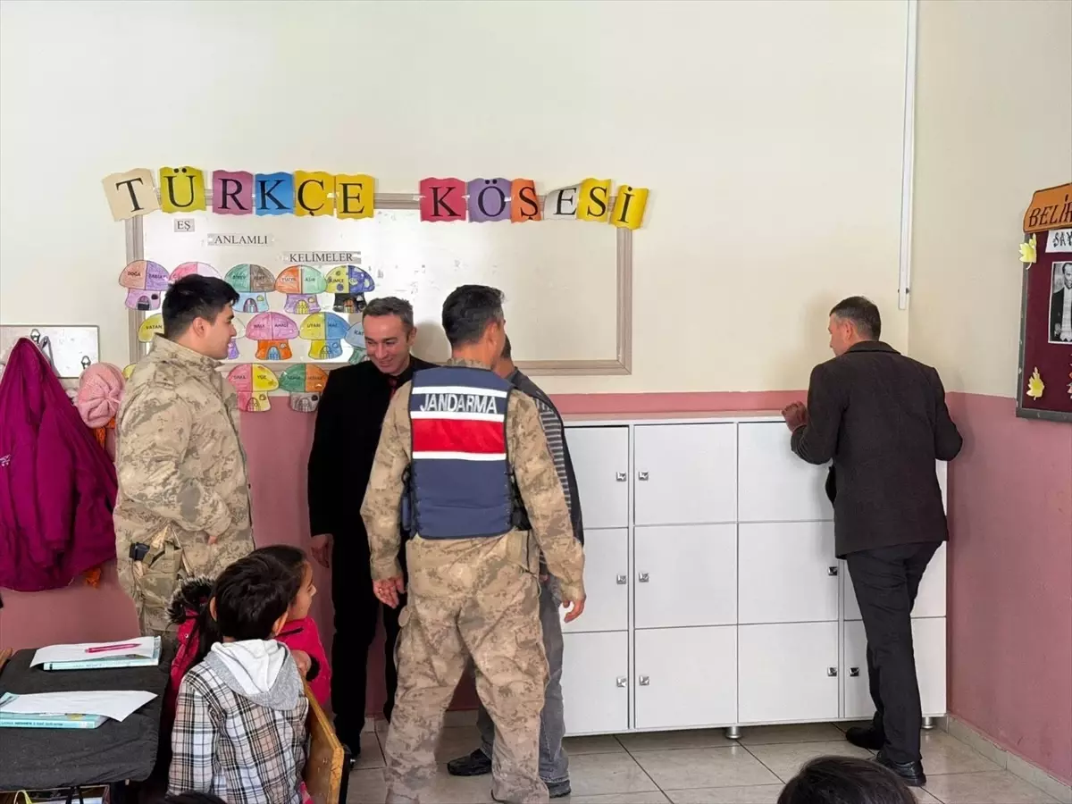 Hakkari'de Köy Okuluna Dolap Desteği