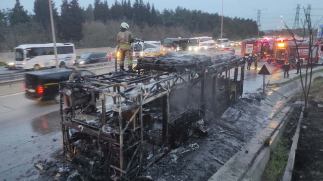 iett otobusu alev topuna dondu geriye demir 19271604 6879 m