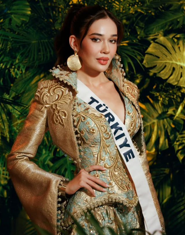 Kainat Güzeli Yarışması'nda Jamaikalı güzel sahneden düştü