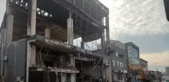 Dilovası'ndaki Fabrika Yangınında Yıkım Çalışmaları Devam Ediyor