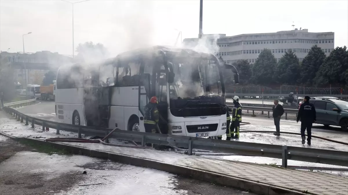 İzmit'te Seyir Halindeki Yolcu Otobüsünde Yangın Çıktı