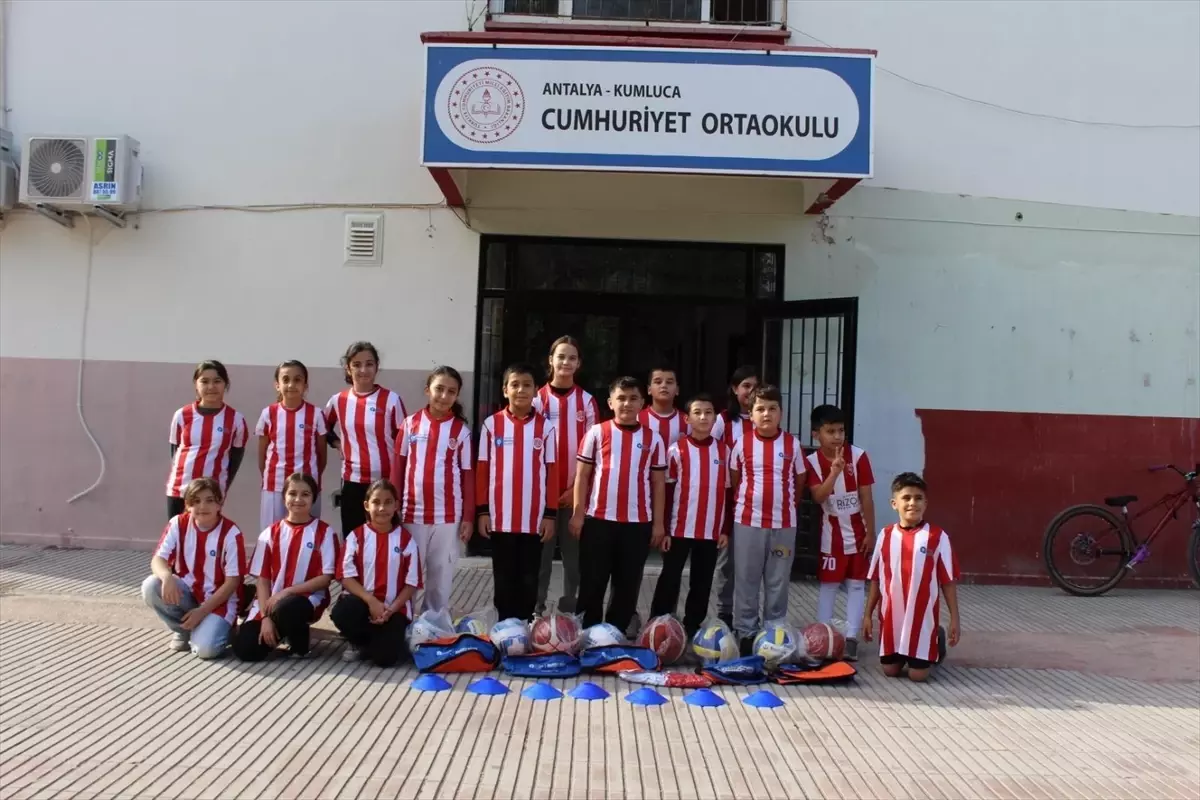 Kumluca'daki Okullara Spor Malzemesi Desteği